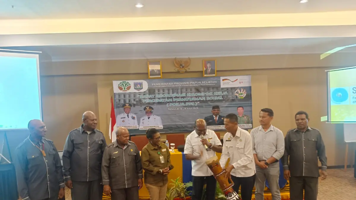 Sekda Provinsi Papua Selatan Ferdinandus Kainakaimu saat buka Rakor Pokja Perhutanan Sosial Papua Selatan, di Merauke, Rabu (8/7/2026)&nbsp;

(CEPOSONLINE.COM/SULO)&nbsp;