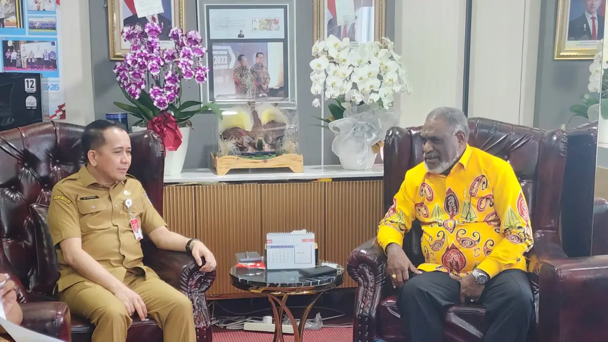 Wali Kota Jayapura, Abisai Rollo saat bertemu Dirjen Bina Keuangan Kemendagri, Agus Fatoni, Selasa (7/7/2026). (CEPOSONLINE.COM/HUMAS PEMKOT).
