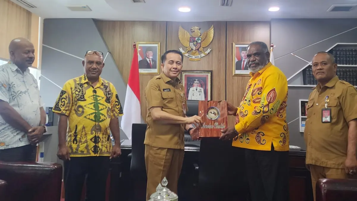 Wali Kota Jayapura, Dr. Abisai Rollo saat bertemu dengan Direktur Jenderal Bina Keuangan Daerah Kementerian Dalam Negeri, Agus Fatoni, di Gedung H Kemendagri, Jakarta Pusat, Selasa (7/7/2026).