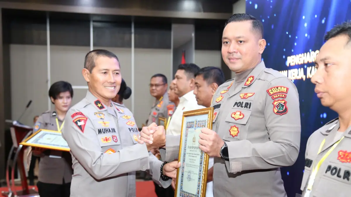 Kapolres Merauke AKBP Leonardo Yoga saat menerima piagam penghargaan dari Kapolri atas keberhasilan Polres Merauke meraih nilai Indikator Kinerja Pelaksanaan Anggaran (IKPA) Sempurna (100) pada Tahun Anggaran 2025, Rabu (9/7/2026). (CEPOSONLINE.COM/HUMAS POLRES MERAUKE).