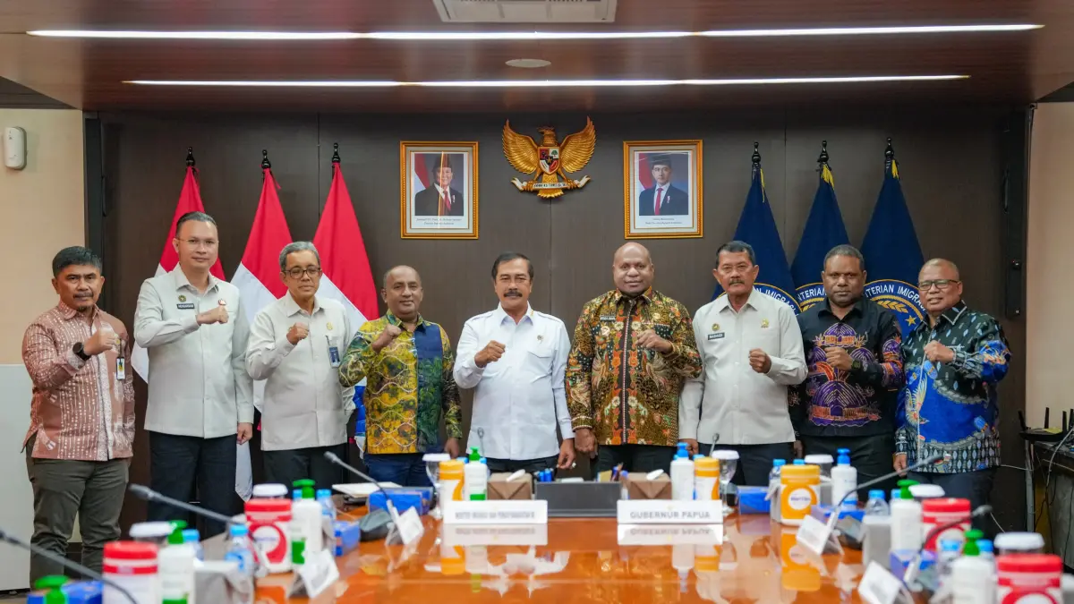 Gubernur Papua, Matius D Fakhiri saat menemui Menteri Imigrasi dan Pemasyarakatan Agus Andrianto di Jakarta, Kamis (9/7/2026). Ada beberapa usulan yang disampaikan dalam pertemuan itu. (CEPOSONLINE.COM/HUMAS PEMPROV).
