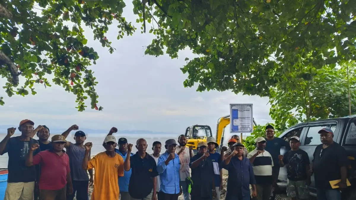 Para penjaga pesisir pantai Masyarakat Adat Kampung Nubuai, bersukacita pembangunan pengamanan gelombang di kampung mereka, Kamis (9/7/2026).(CEPOSONLINE.COM/ISMAIL).