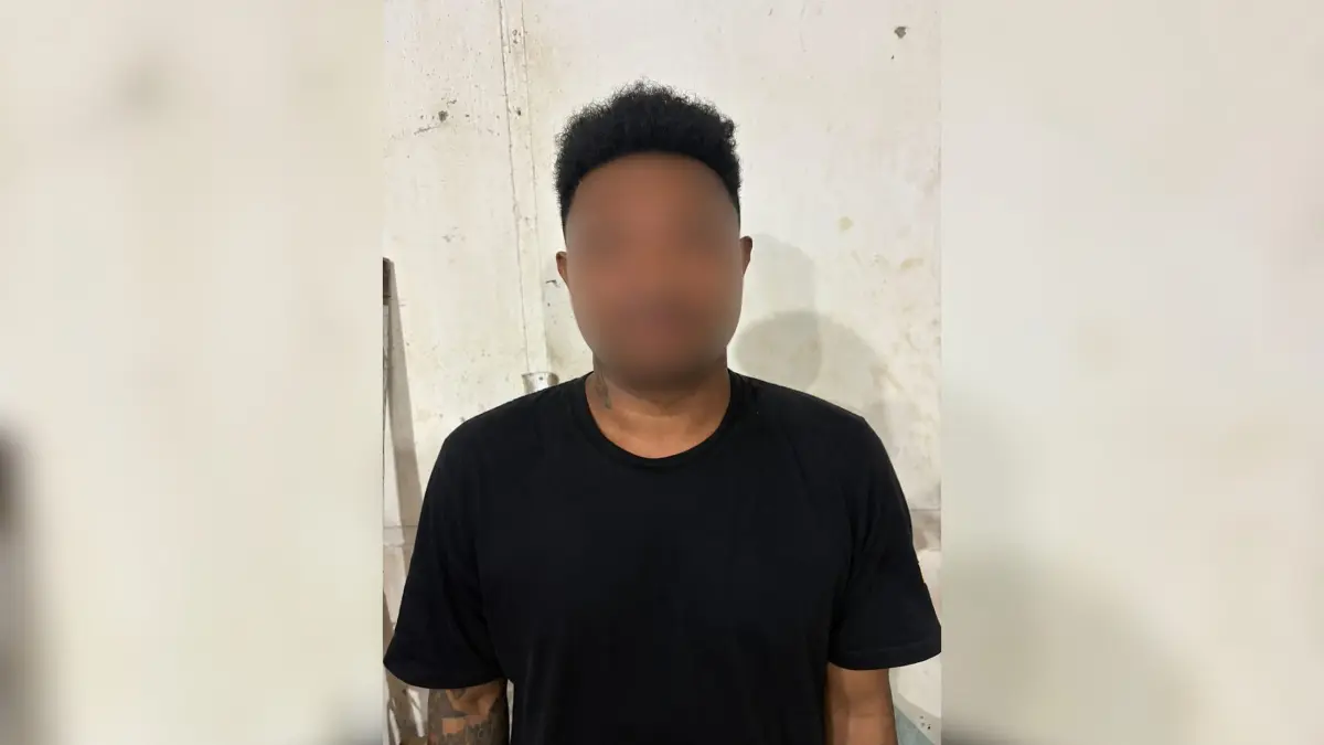 Pelaku RK yang berhasil diamankan Satuan Reskrim Polres Merauke, Rabu (8/7/2026).(CEPOSONLINE.COM/HUMAS POLRES MERAUKE).