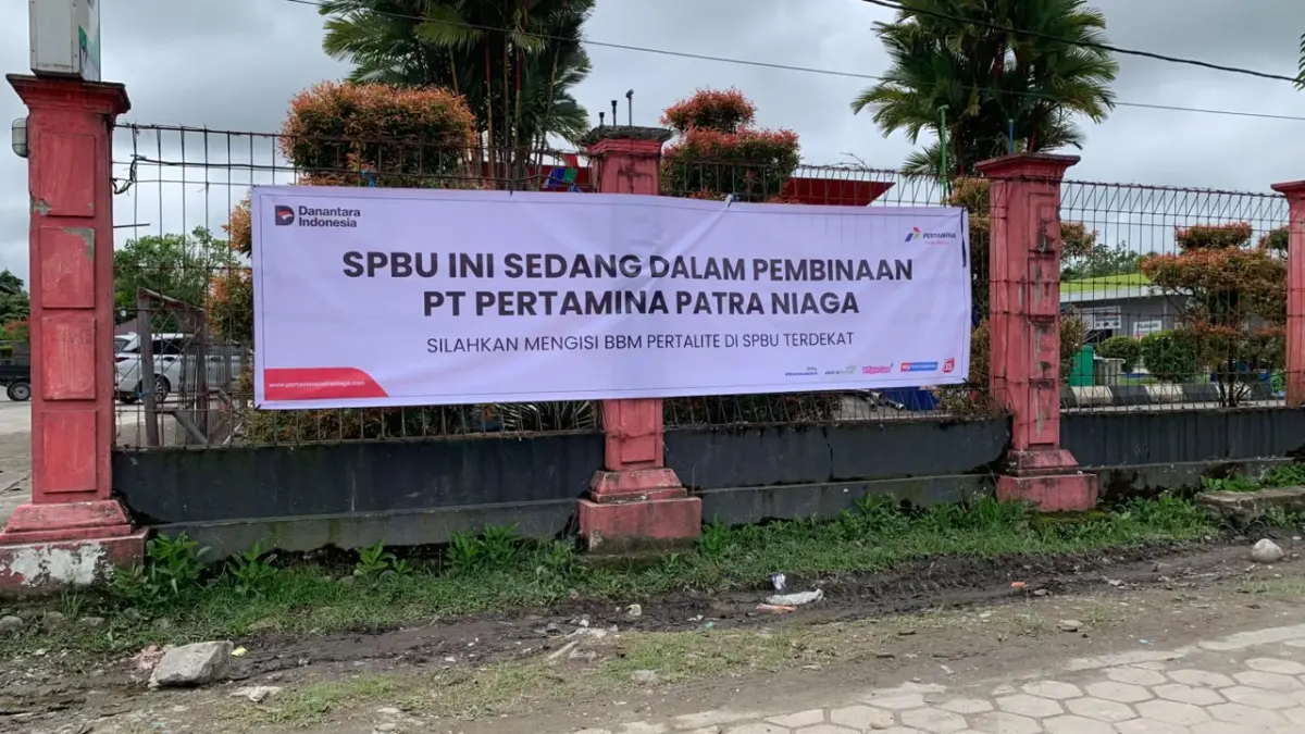 Poster yang dipasang oleh PT Pertamina Patra Niaga Rayon II Papua Tengah pada pagar SPBU SP 2, Mimika, Papua Tengah. (Foto: CEPOSONLINE.COM/MOH. WAHYU WELERUBUN).