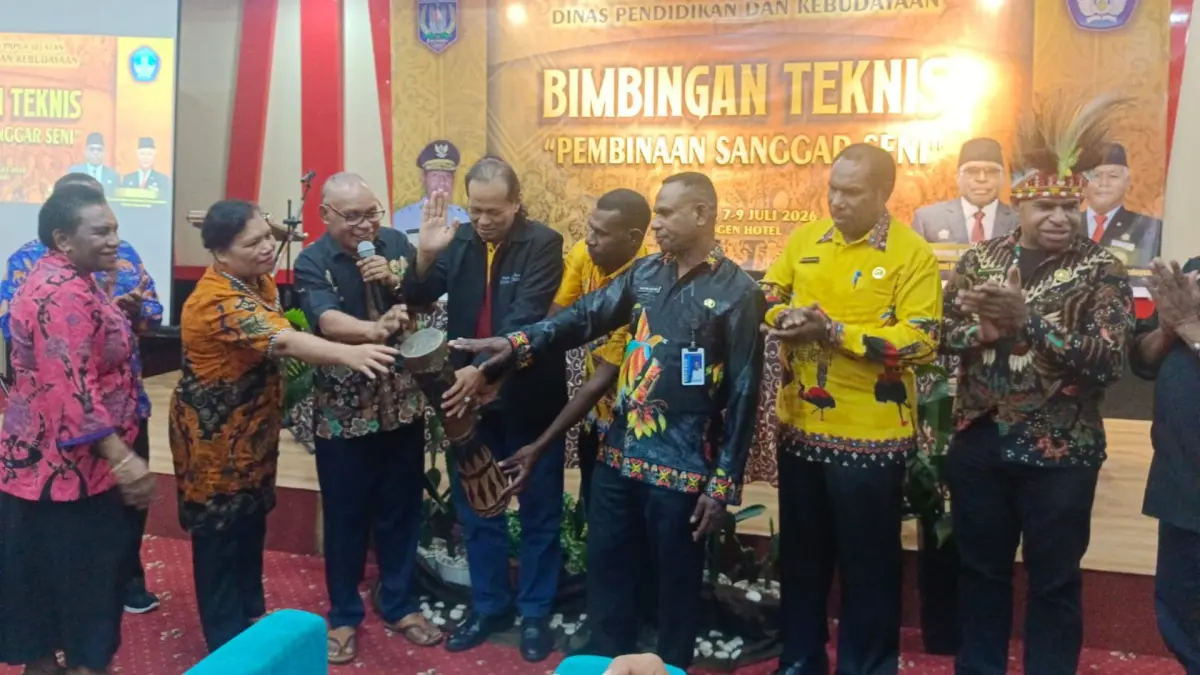 Sekretaris Dinas Pendidikan dan Kebudayaan Papua Selatan Marthen Rummar bersama para pemateri saat menutup bimtek pembinaan Sanggar Seni yang diikuti empat kabupaten cakupan Papua Selatan, Kamis (9/7/2026).(CEPOSONLINE.COM/SULO).