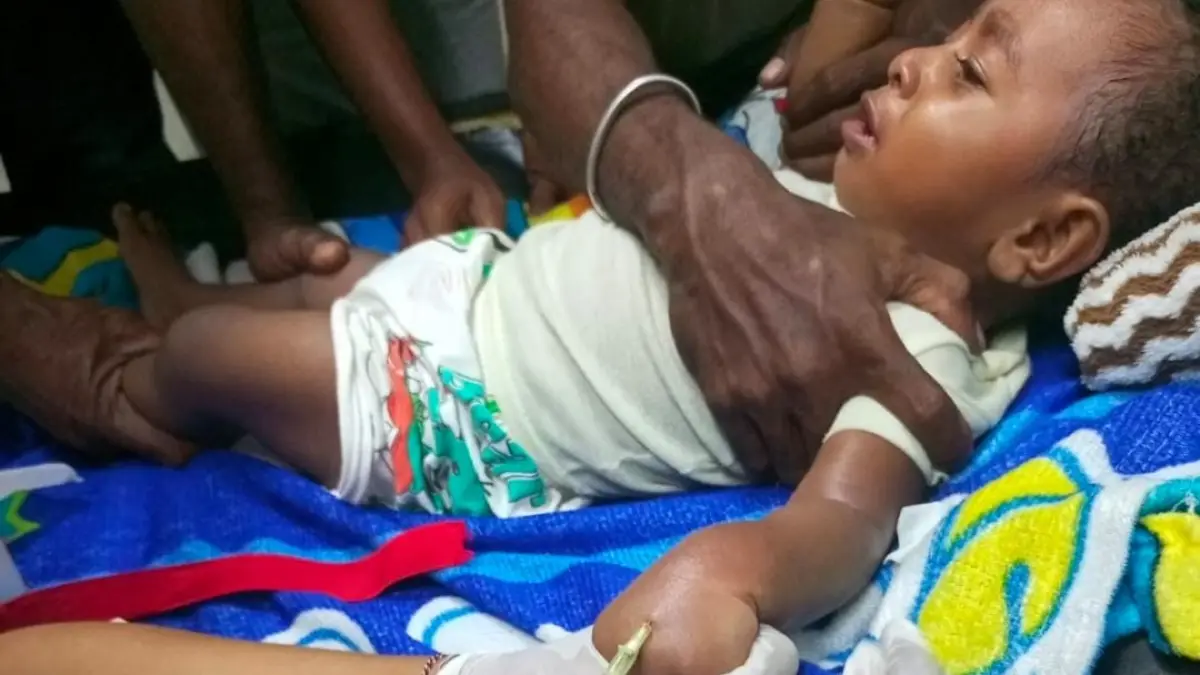 Seorang bocah tanpa identitas dari keluarga kurang mampu dari Dok IX Jayapura saat mendapatkan pelayanan kesehatan di RSUD Ramela, Rabu (8/7/2026). (CEPOSONLINE.COM/FREDERIKS HISAGE).