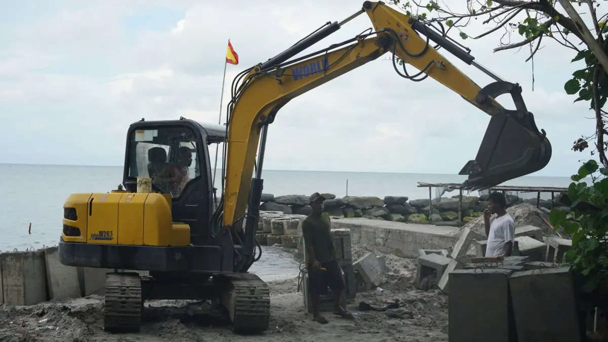 Situasi di lapangan pekerjaan pemasangan beton pengamanan gelombang di Kampung Nubuai, Waropen, Kamis (9/7/2026).(CEPOSONLINE.COM/ISMAIL).