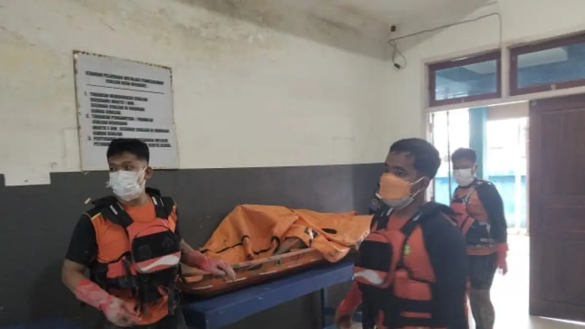 Tim SAR gabungan saat mengevakuasi jenazah Ndul Rozag yang ditemukan dalam kondisi meninggal dunia setelah terjatuh di Kali Maro, Kamis (9/7/2026).(CEPOSONLINE.COM/SULO)&nbsp;