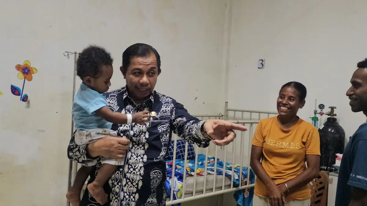 Wakil Wali Kota Jayapura, Rustan Saru saat mengendong langsung sang bocah asal Dok IX yang sedang rawat di RSUD Ramela, Kamis (9/7/2026) sore. (CEPOSONLINE.COM/HANS PALEN).