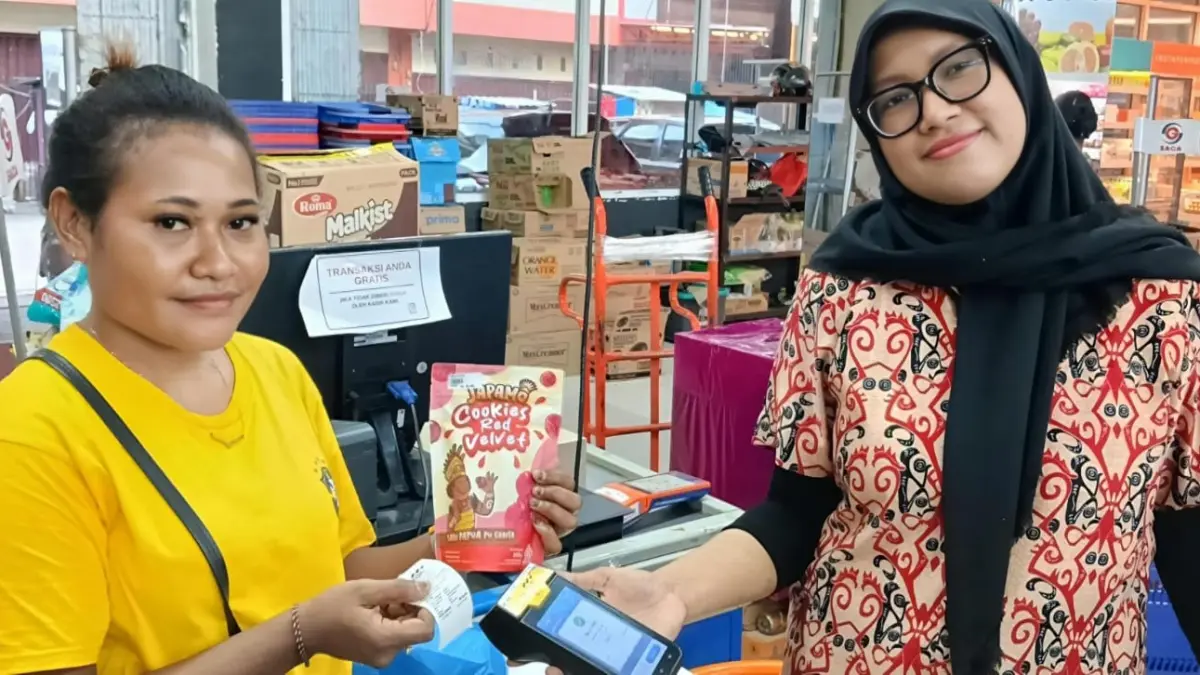 Salah satu Customer di supermarket Saga Entrop menunjukkan struk usai bertransaksi secara non tunai menggunakan QRIS Pay dalam membeli camilan Japamo produk Ririen Food, Jumat (10/7/2026), dalam mendukung digitalisasi pembayaran non tunai oleh BI Papua upaya memperluas pasar untuk mendukung kemajuan dan pertumbuhan ekonomi di Papua lebih inklusif.
(CEPOSONLINE.COM/PRIYADI).