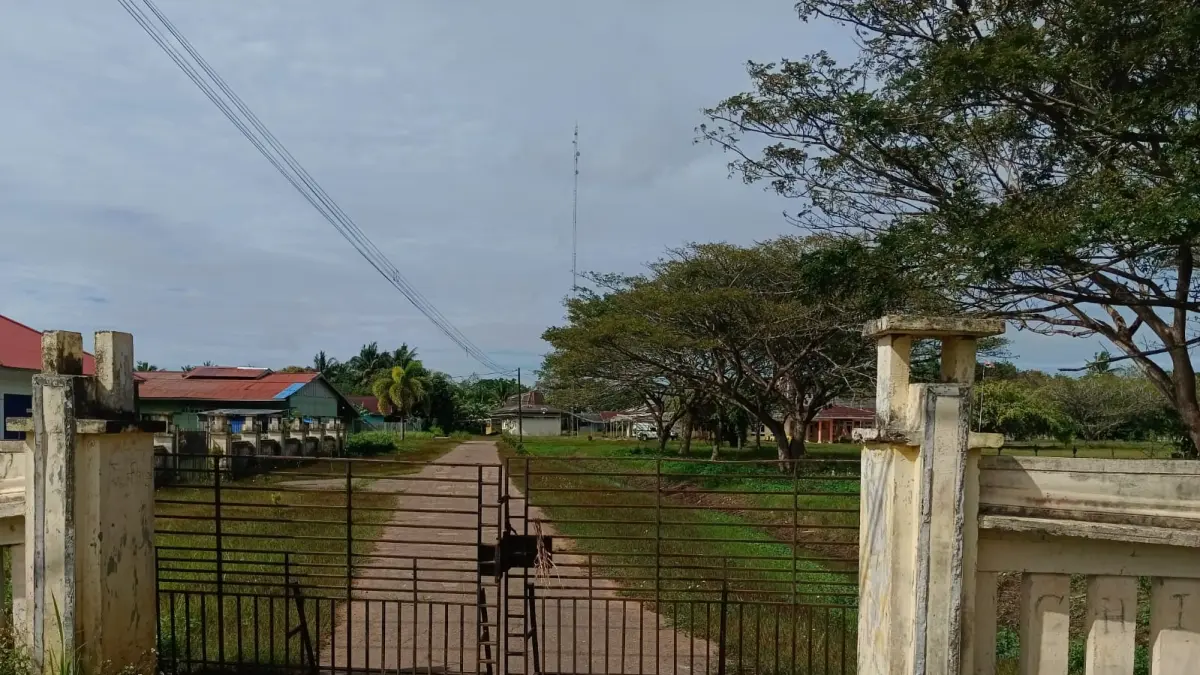 Pintu pagar masuk Dinas Kesehatan Kabupaten Merauke yang berlokasi di Lepro, Kelurahan Rimba Jaya &nbsp;hingga Jumat (0/7/2026) masih dipalang oleh pihak yang mengklaim belum menerima pembayaran ganti rugi atas tanah tersebut. Gambar diambil Jumat (10/7/2026)&nbsp;

(CEPOSONLINE.COM/SULO)&nbsp;