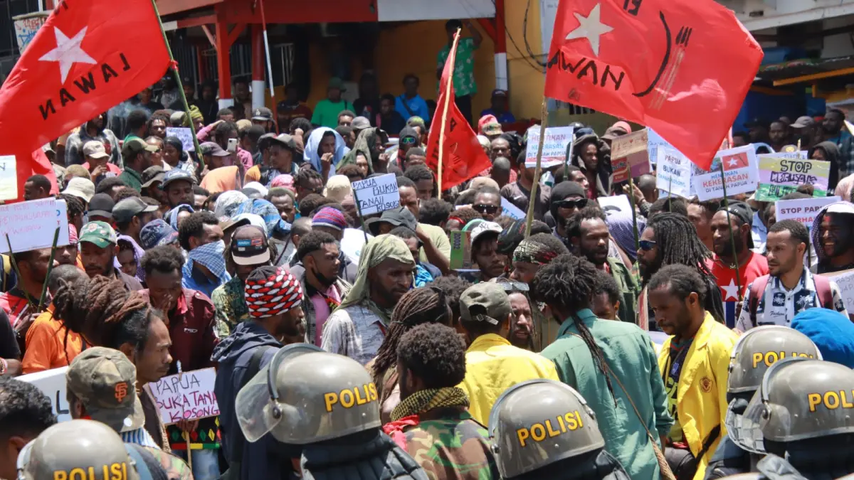 Aksi demo yang dilakukan sekelompok pemuda di Lingkaran Abepura beberapa waktu lalu. Dalam waktu dekan direncanakan akan ada demo besar yang diinisiasi oleh Komite Nasional Papua Barat.&nbsp;(Dok/CEPOSONLINE) 