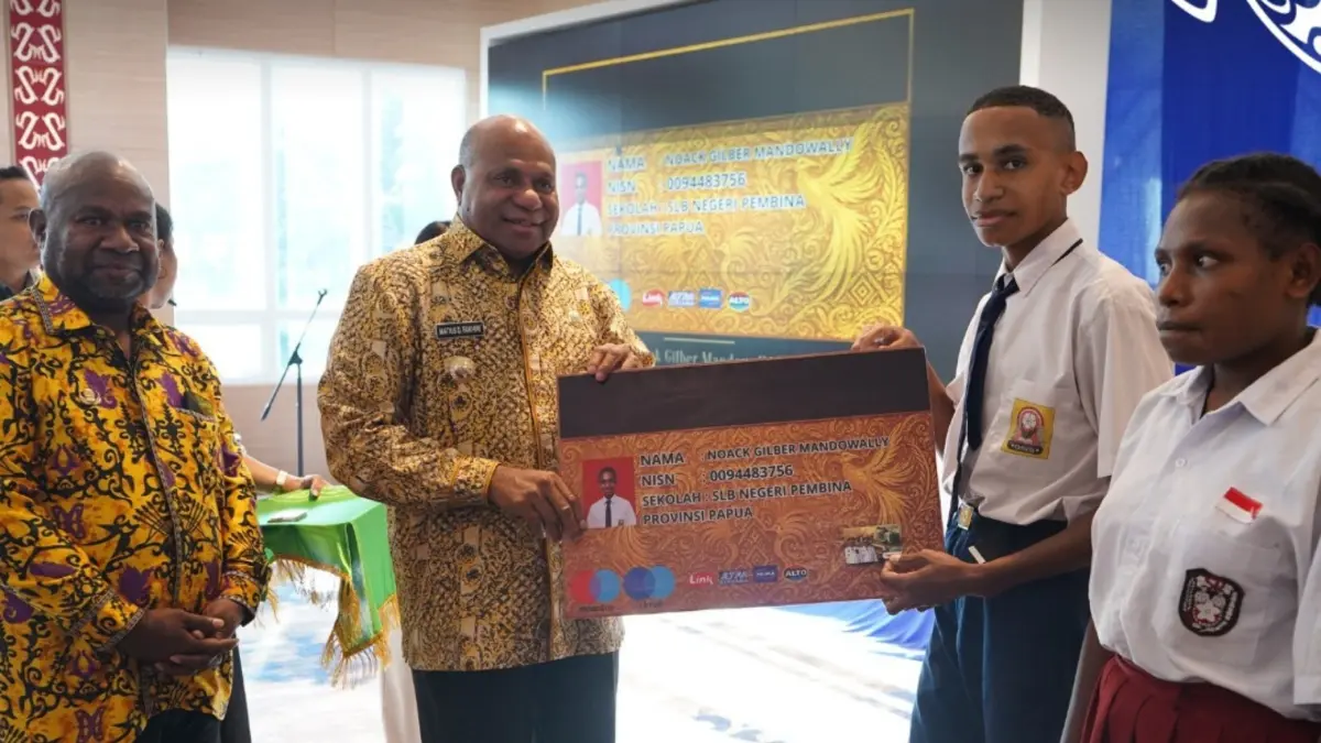 Gubernur Papua, Matius D. Fakhiri, saat meluncurkan Kartu Pace Mace dalam sebuah acara yang berlangsung di Kota Jayapura, Jumat (12/6/2026). (HUMAS PEMPROV PAPUA)