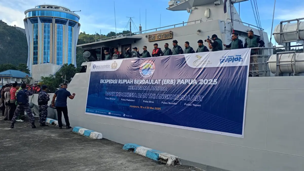 Kick off ekspedisi Rupiah Berdaulat (ERB) Papua 2025 kerjasama antara BI dan TNI Angkatan Laut di daerah 3T,
( Pulau Bromsi, Padaidori, Bras, Numfor dan Yapen), kick off
berlangsung di dermaga Dansatrol X, Porasko, Kota Jayapura,(16/5/2025). BI Papua tetap menjaga ketersediaan ULE dalam jumlah cukup diseluruh pelosok NKRI.

(CEPOSONLINE.COM/PRIYADI)