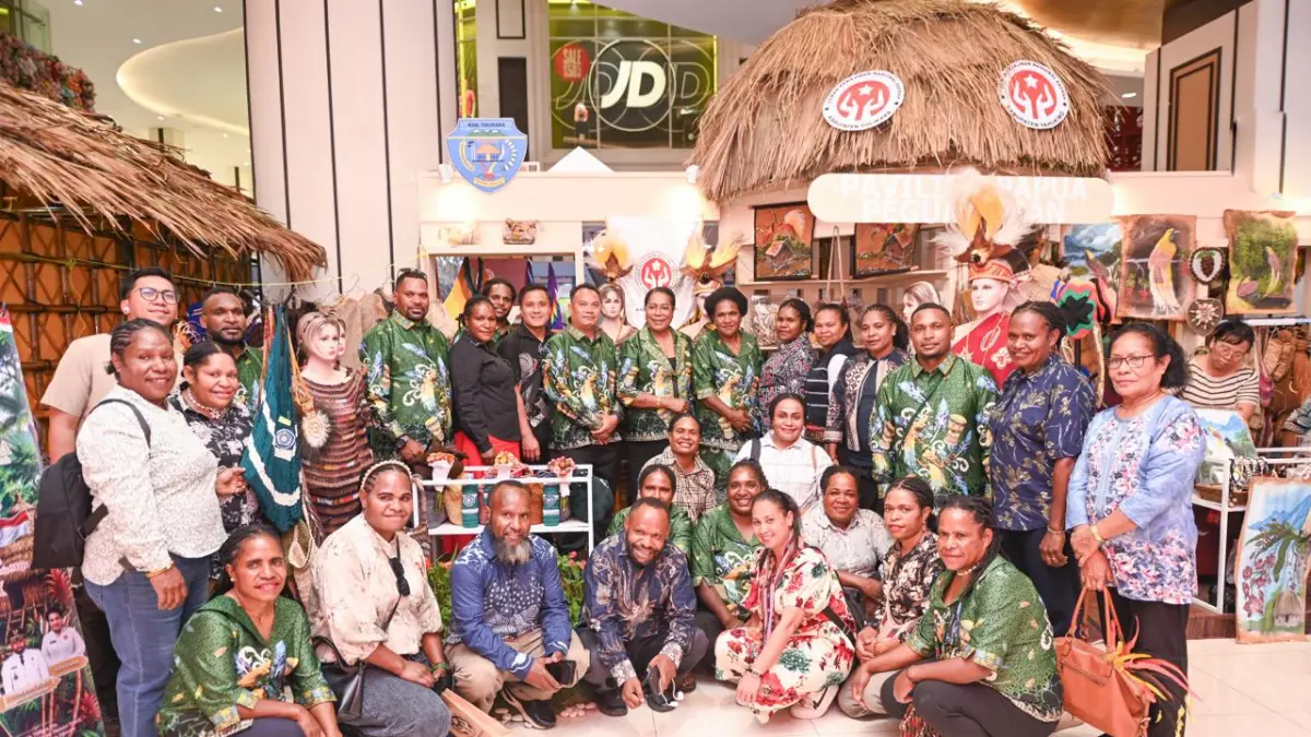 Ketua Dekranasda Tolikara Dekranasda Kabupaten Tolikara, Ny. Elisabet Y. Flassy Wandik, didampingi Wakil Ketua, jajaran pengurus, anggota, serta perwakilan kader dari berbagai distrik, foto bersama di stand kabupaten Tolikara.