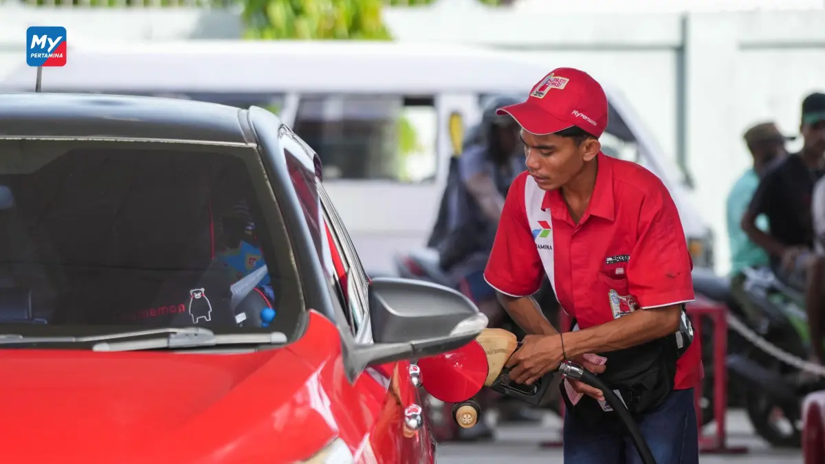 Petugas SPBU melayani customer dalam pengisian BBM. Pertamina Pastikan Pasokan BBM stok aman, dengan menjaga keandalan distribusian di wilayah &nbsp;Papua Maluku.

(CEPOSONLINE.COM/HUMAS PERTAMINA)&nbsp;