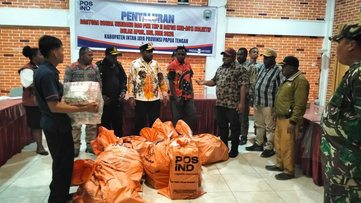 Rapat Koordinasi sekaligus penyaluran BLT tahan II tahun anggaran 2025 di Kabupaten Intan Jaya. (CEPOSONLINE.COM/ISTIMEWA)&nbsp;