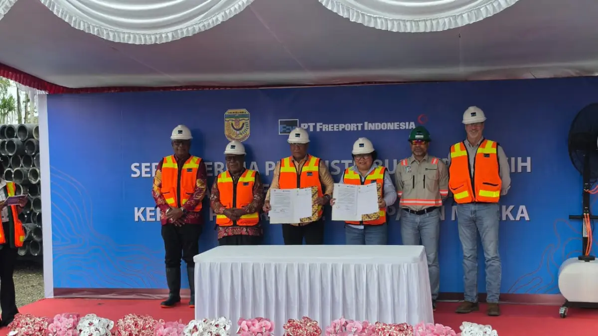 Serah terima berita acara hibah pipa HDPE PTFI kepada Pemkab Mimika. (Foto: CEPOSONLINE.COM/DOKUMEN PTFI).