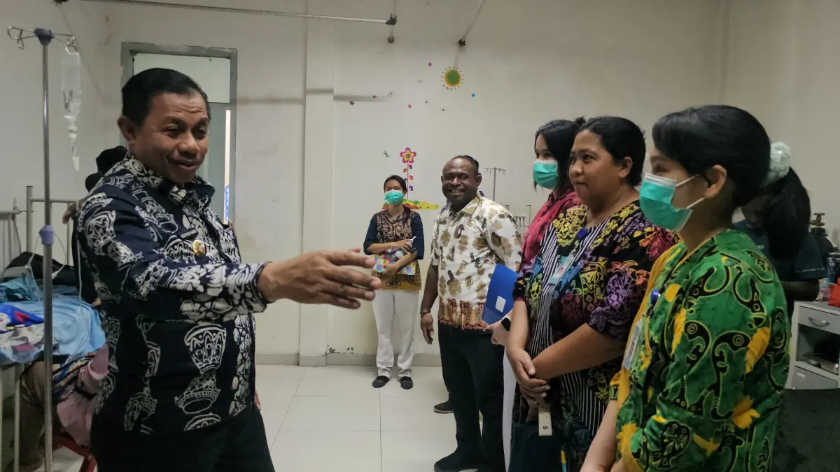 Wakil Wali Kota Jayapura, Rustan Saru saat berbincang santai dengan petugas medis di &nbsp;sela kunjungannya ke RSUD Ramela, Kamis (9/7/2026) sore. (CEPOSONLINE.COM/HANS PALEN).