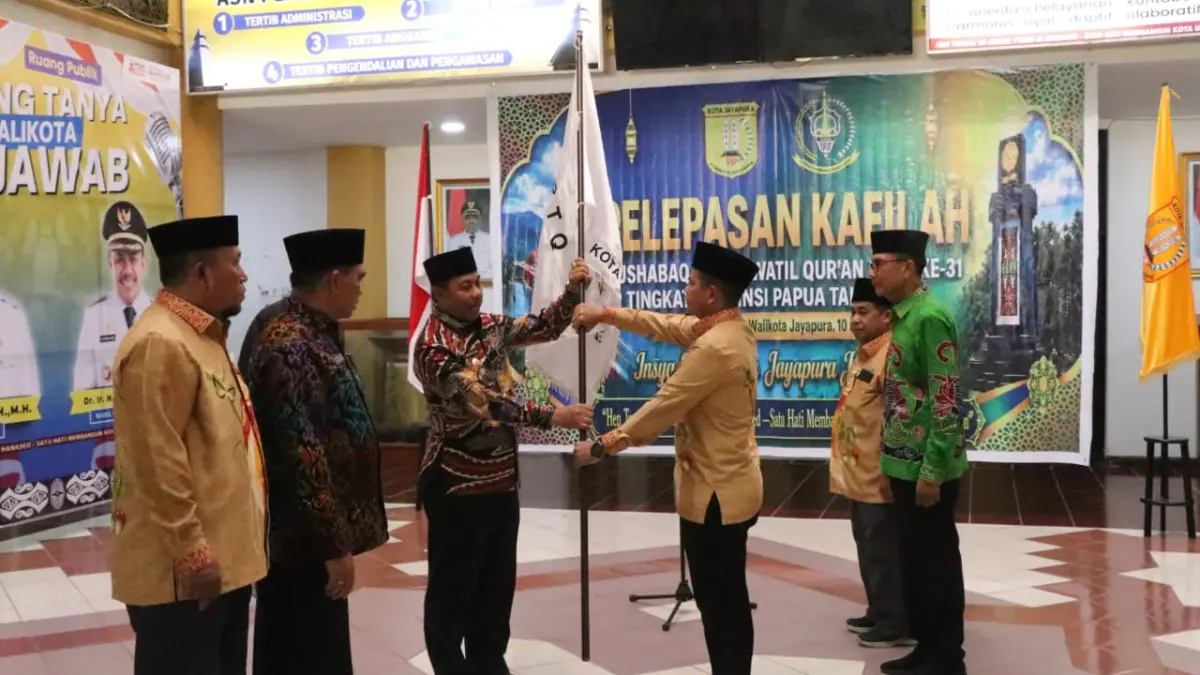 Wakil Wali Kota Jayapura, Rustan Saru saat melepas Rombingqn Kafila MTQ Kota Jayapura di Main Hall Kantor Wali Kota Jayapura, Jumat (10/7/2026).(Takim/ CEPOSONLINE.COM)