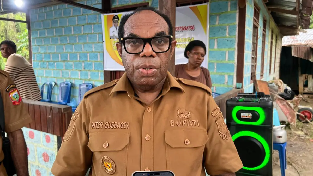 Bupati Keerom, Piter Gusbager &nbsp;memberikan keterangan kepada awak media beberapa di ruang kerjanya beberapa waktu lalu.(CEPOSONLINE.COM/ERIANTO).