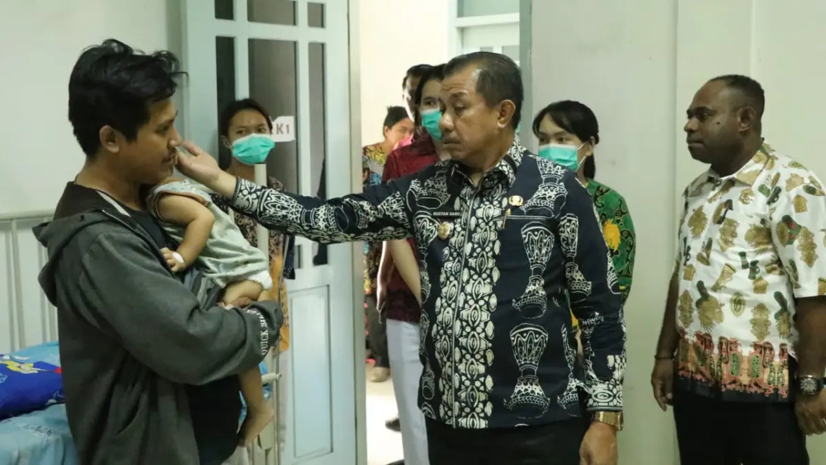 Direktur Utama RSUD Ramela, Fredriks Y. Hisage (kemeja batik putih) saat dampingi Wakil Wali Kota Jayapura, Rustan Saru saat mengunjungi pasien di RSUD Ramela, Jumat (10/7/2026).(Takim/CEPOSONLINE.COM)