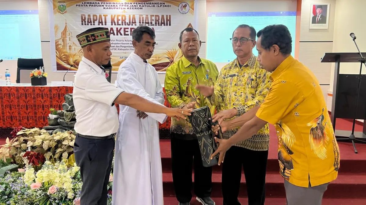 Plt Sekda Keerom, Linus Pasarrang (kedua dari kanan) saat membuka Rakerda LP3K di Grande Hotel Arso II, Keerom, pada Kamis (9/7/2026). (CEPOSONLINE.COM/ERIANTO).