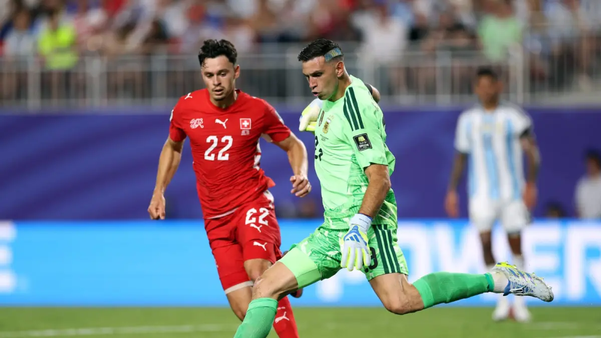 Duel pemain argentina dengan Pemain Swis.(X)