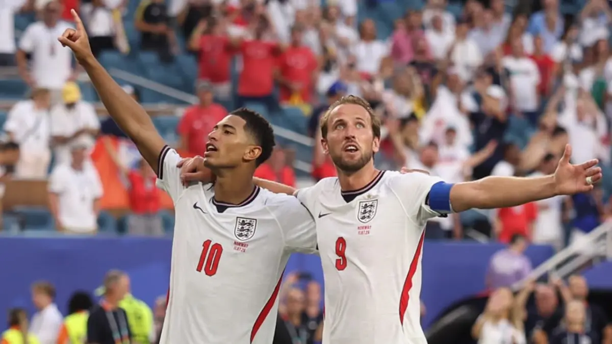 Jude Bellingham dan Harry Kane saat melakukan selebrasi setelah Bellingham mencetak gol keduanya ke gawang Norwegia pada babak delapan besar Piala Dunia 2026 yang berlangsung di Miami Stadium, Minggu (12/7/2026) dini hari WIB. &nbsp;(CEPOSONLINE.COM/INSTAGRAM FIFA)