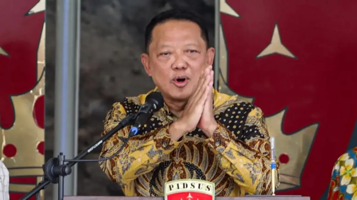 Jaksa Agung Muda Tindak Pidana Khusus (Jampidsus) Febrie Adriansyah (tengah) memberikan keterangan pers di Gedung Bundar, Kejaksaan Agung, Jakarta, Jumat (10/7/2026). (Salman Toyibi/Jawa Pos)
