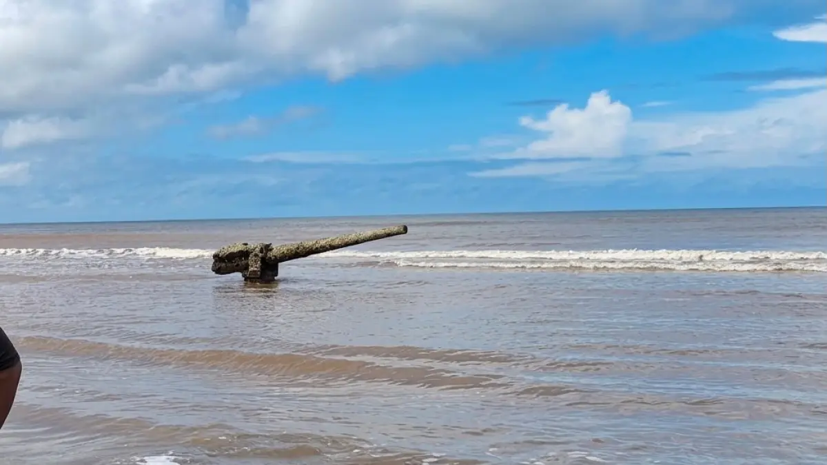 Meriam, yang menjadi salah satu peninggalan Perang Dunia II di wilayah pesisir Kabupaten Mimika, tepatnya di pantai Kampung Keakwa, Distrik Mimika Tengah.(CEPOSONLINE.COM/ISTIMEWA).