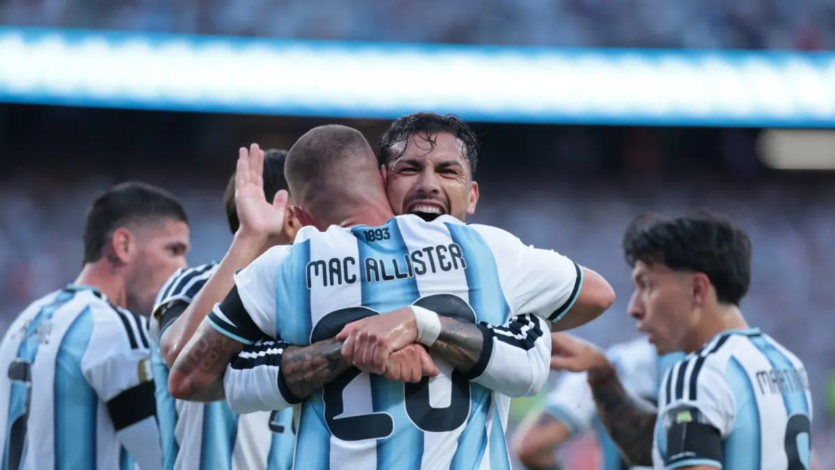 Para Pemain Argentina Pakai Ban Hitam. (X) 