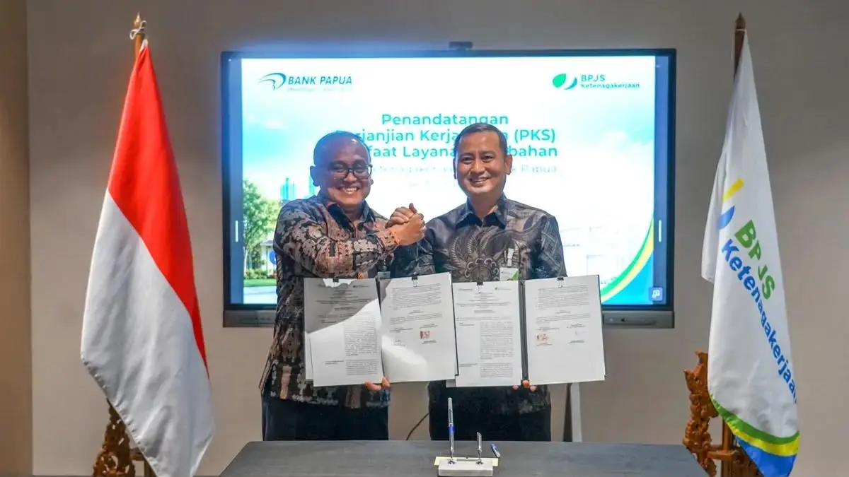 Direktur Keuangan Bank Papua, Pujianto dan Direktur Pelayanan BPJS Ketenagakerjaan, Trisna Sonjaya menunjukkan penandatanganan berita acara BPJS Ketenagakerjaan dan Bank Papua melalui Manfaat Layanan Tambahan (MLT) &nbsp;Perumahan di Jakarta, Selasa (8/7/2026).&nbsp;