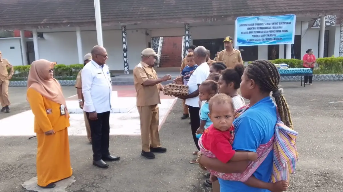 Bupati Jayapura Yunus Wonda didampingi Kepala Perwakilan Kementerian BKKBN Provinsi Papua, Sarles Brabar dan pihak Bank Papua saat menyerahkan bantuan Sabat GENTING kepada keluarga penerima &nbsp;manfaat, dalam rangka penurunan stunting, Senin (13/7/2026).
(CEPOSONLINE.COM_ROHANA WENGGI)