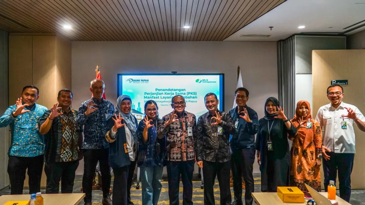 Foto bersama usai dilaksanakannya PKS Manfaat Layanan Tambahan (MLT) Perumahan di Jakarta