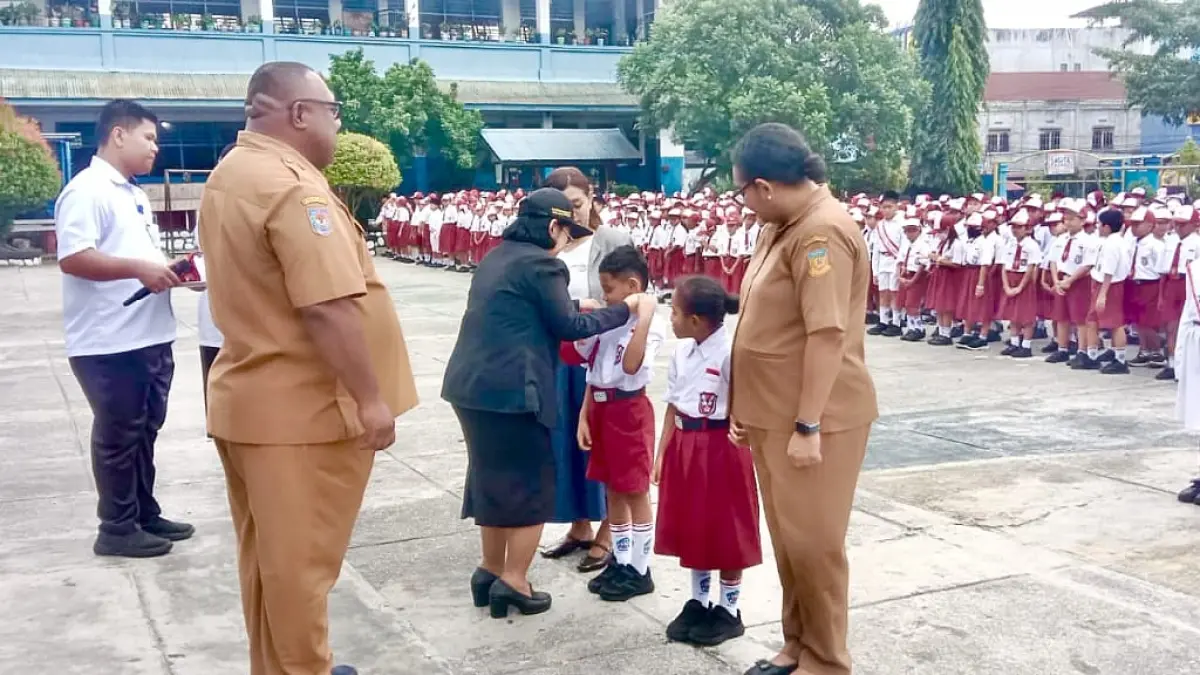 Suasana ceria dan penuh semangat mewarnai hari pertama masuk sekolah siswa baru di SD YPPK Gembala Baik Abepura, Kota Jayapura, Senin (13/7/2026).