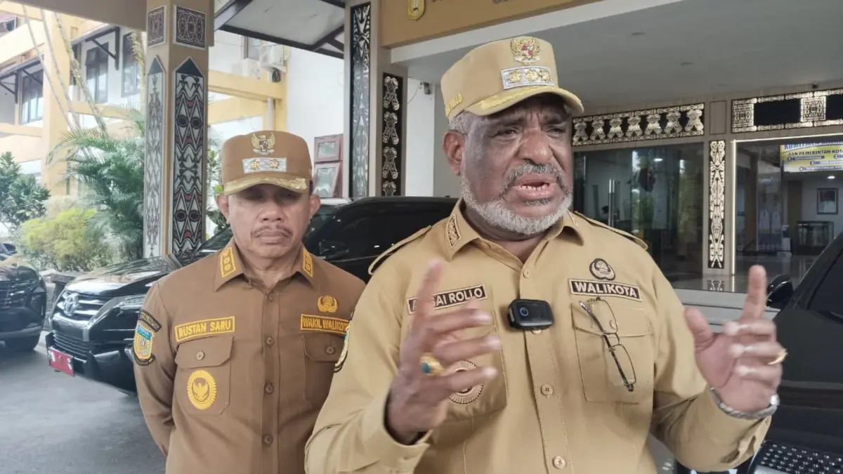 Wali Kota Jayapura, Dr. Abisai Rollo dan Wakil Wali Kota, Rustan Saru saat beri keterangan ke awak media,&nbsp;
Wali Kota Minta Euforia Merah Putih Lampaui Piala Dunia 2026, Senin (13/7/2026).(Takim/CEPOSONLINE.COM)