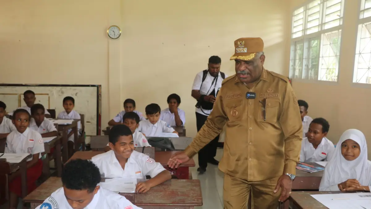 Wali Kota Jayapura, Dr. Abisai Rollo saat kunjungi salah satu SD di Abepura.(Dok Takim/CEPOSONLINE.COM)