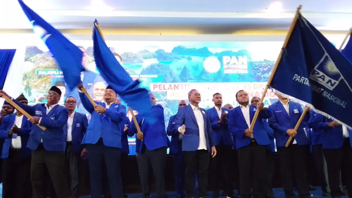 Ketua Umum DPP Partai Amanat Nasional (PAN) yang juga Menteri Koordinator Bidang Pangan Republik Indonesia, Zulkifli Hasan saat melantik para pengurus Partai PAN, se- tanah Papua, Di Sentani, Selasa (14/7/2026).
(CEPOSONLINE.COM/ROHANA WENGGI)
