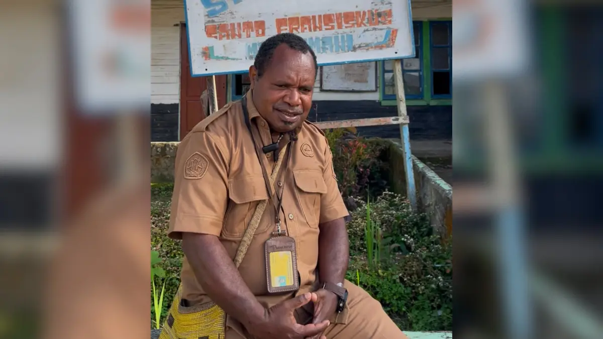 Kepala Sekolah SMP YPPK Santo Fransiskus Asisi Moanemani, Kabupaten Dogiyai, Stevanus Iyai saat memberikan keterangan Selasa (14/7/2026). (CEPOSONLINE.COM/THERESIA F. TEKEGE)