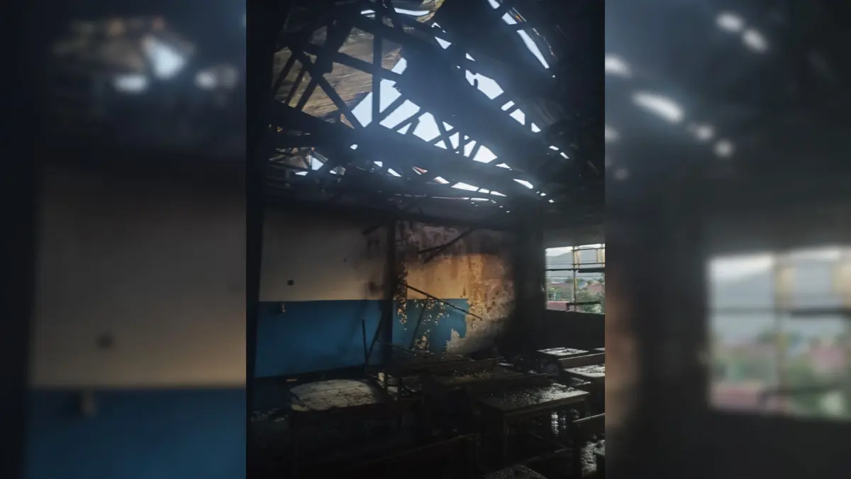 Kondisi ruangan kelas lantai dua SD YPK Yoka Baru Waena terlihat hangus terbakar, Selasa (14/7/2026)