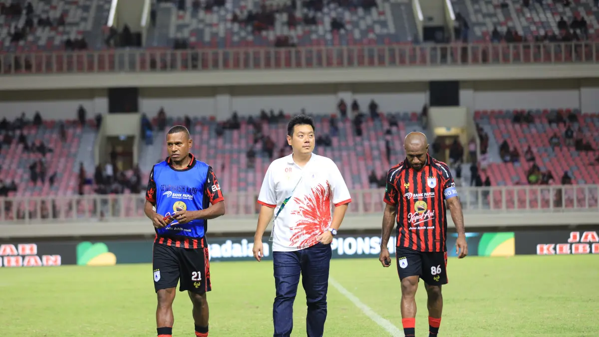 Owen Rahadiyan saat berjalan dengan dua pemain senior Persipura Boaz Solossa dan Yustinus Pae dalam laga pamungkas Liga 2 musim lalu di Stadion Lukas Enembe. (CEPOSONLINE.COM/ERIANTO)