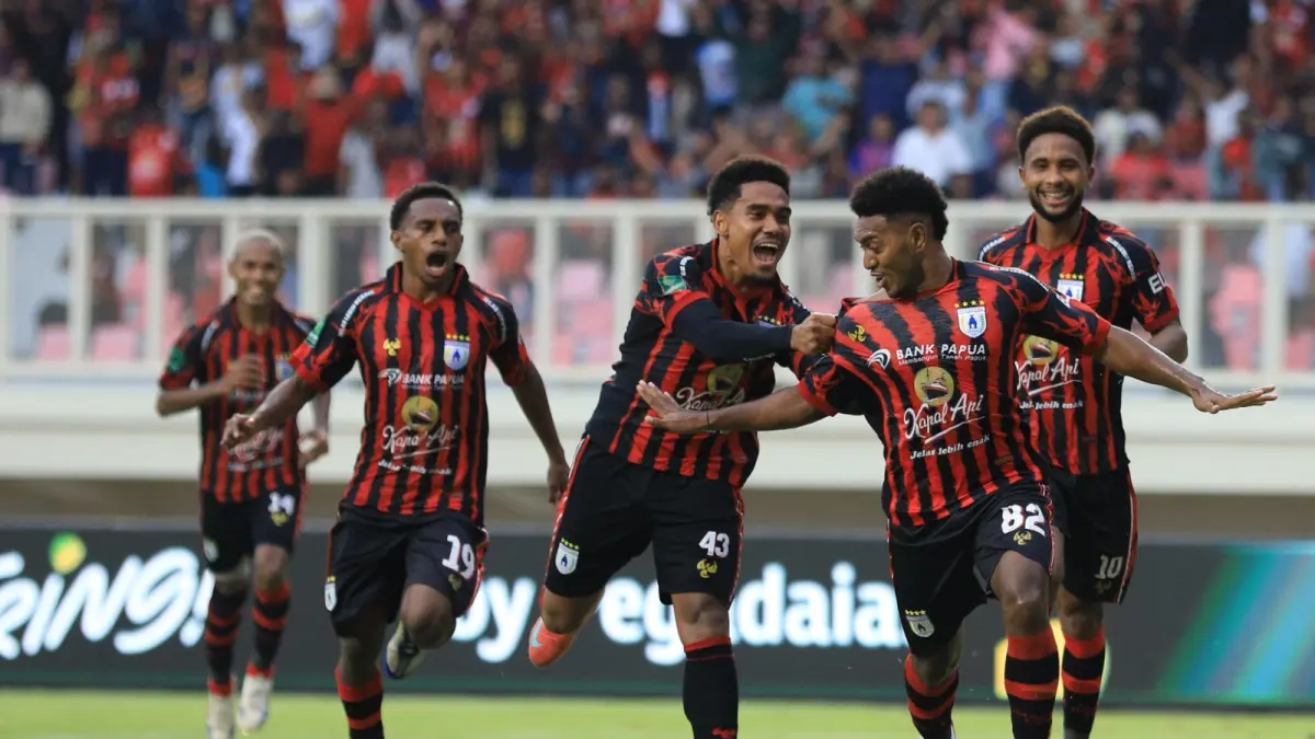 Selebrasi pemain m Persipura Jayapura saat berhasil mencetak gol di Stadion Lukas Enembe pada Liga 2 2025/2026 lalu. (Erianto/Ceposonline.com)&nbsp;