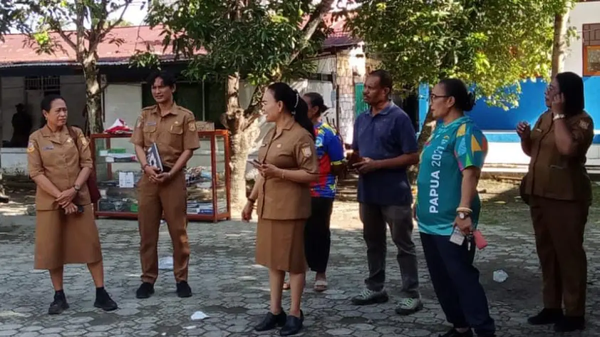 &nbsp;Situasi di halaman sekolah SD YPK Yoka Baru, Sejumlah guru dan pegawai Pemkot Jayapura tanpak ngobrol serius usai mengecek lokasi kebakaran, Selasa (14/7/2026)