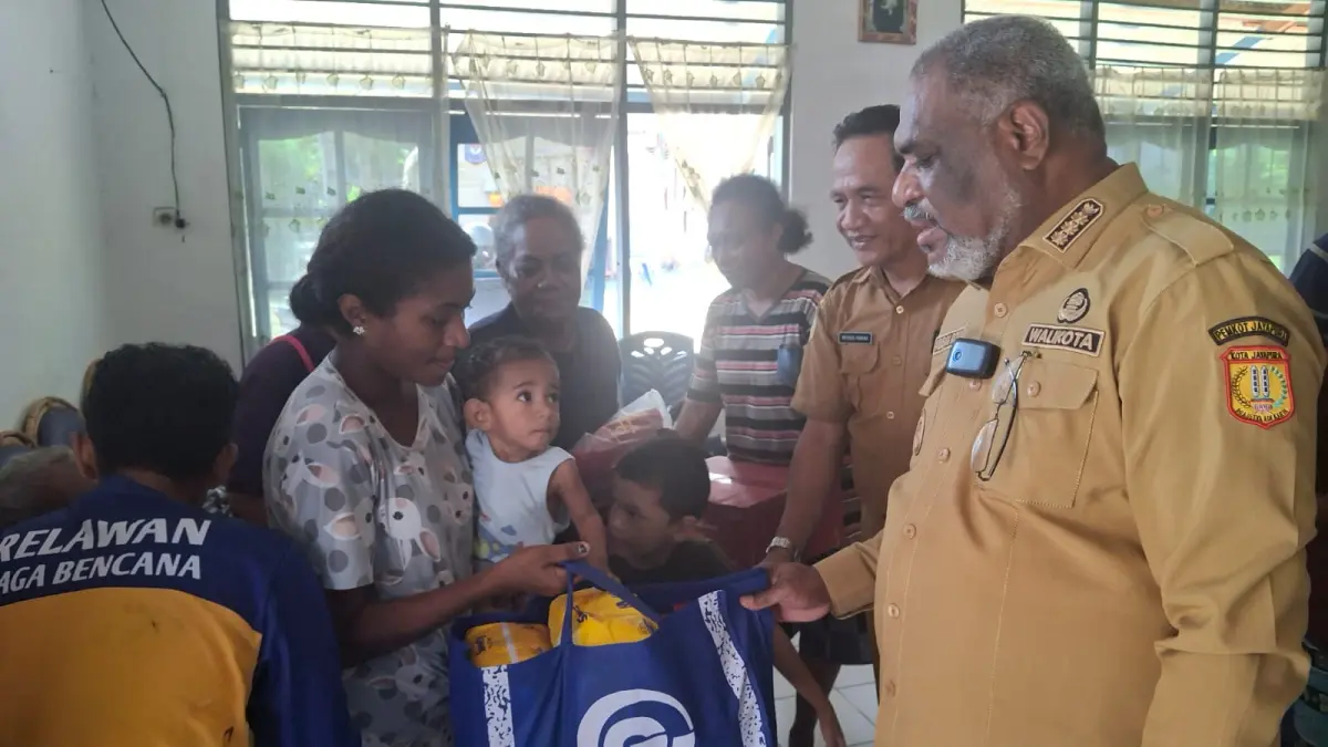 Wali Kota Jayapura, Dr. Abisai Rollo saat tinjau korban di Hamadi, Selasa (14/7/2026) pagi.(Takim/CEPOSONLINE.COM)