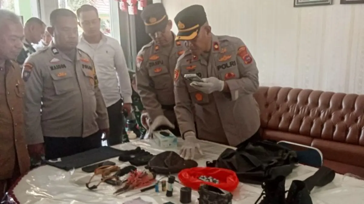 Barang-barang yang diamankan oleh kepolisian dalam kasus ledakan yang terjadi di MAN 3, Kelurahan Balai Gadang, Kecamatan Koto Tengah, Kota Padang pada Selasa (14/7/2026). (CEPOSONLINE.COM/NTARA/HO-Densus 88 Antiteror Polri)