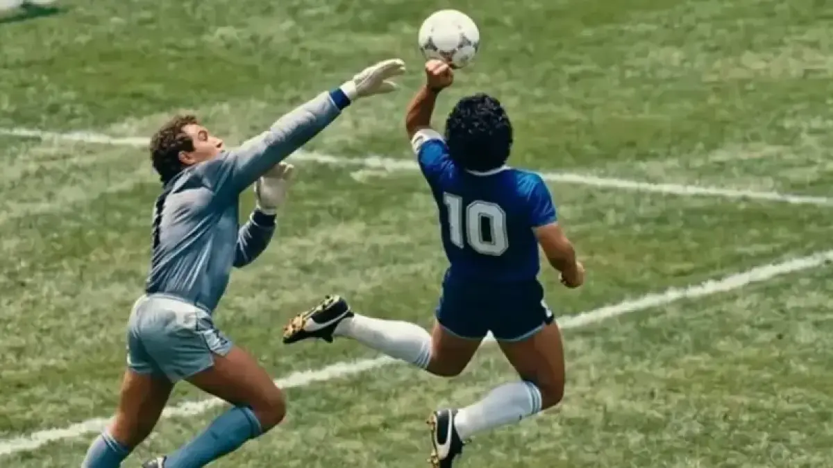 Bola yang dipakai Diego Maradona saat mencetak Gol Tangan Tuhan di Piala Dunia 1986 dilelang mulai Rp45,1 miliar oleh Heritage Auctions. (Istimewa)