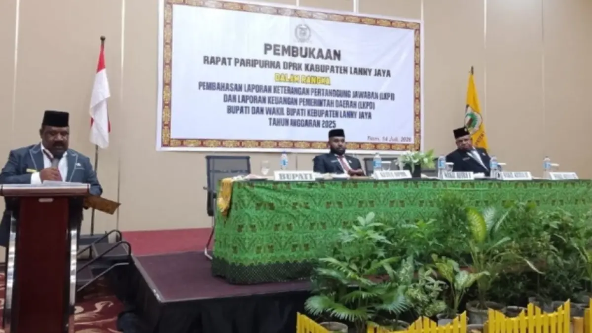 Bupati Lanny Jaya Aletinus Yigibalom &nbsp;menyampaikan Laporan Pertanggungjawaban Pelaksanaan Anggaran Pendapatan dan Belanja Daerah (APBD) Tahun Anggaran 2025 kepada DPRK Lanny Jaya, dalam Rapat Paripurna LKPJ dan LKPD Bupati dan Wakil Bupati Lanny Jaya, pada Selasa 14 Juli 2026, di Jayapura. (Humas/Ceposonline.com)