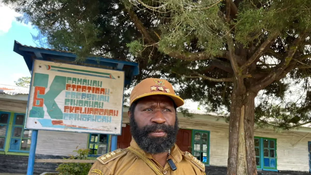 Kepala Distrik Kamuu, Markus Auwe, S.S saat diwawancarai di SMP YPPK Moanemani, Kabupaten Dogiyai, Selasa, (14/7/2026). (CEPOSONLINE.COM/THERESIA F. TEKEGE)