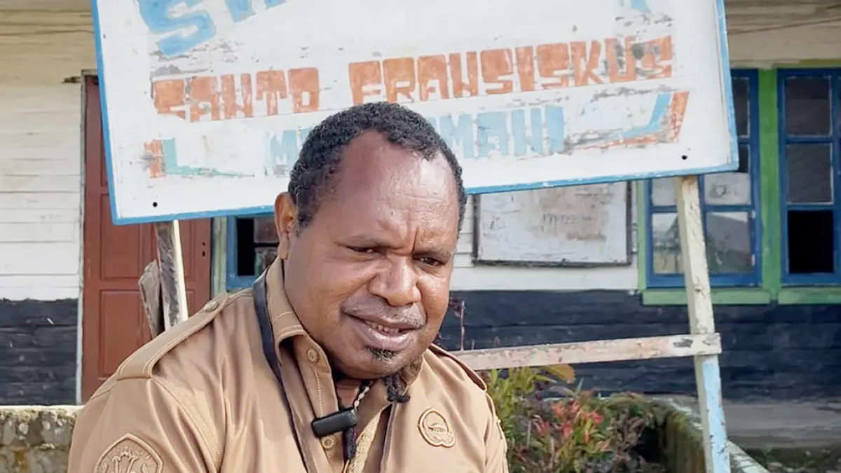 Kepala Sekolah SMP YPPK Santo Fransiskus Asisi Moanemani, Kabupaten Dogiyai, Stevanus Iyai saat memberikan keterangan di halaman SMP YPPK Santo Fransiskus Asisi Moanemani, Selasa (14/7/2026). (CEPOSONLINE.COM/THERESIA F. TEKEGE)